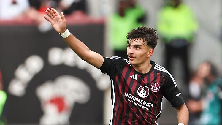 Der N&uuml;rnberger Can Uzun jubelt &uuml;ber seinen Treffer.