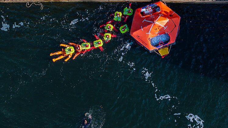 Zukünftige Astronauten beim Wasser-Rettungstraining