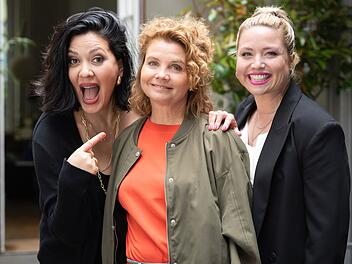 Erst bei Joyn, dann bei SAT.1: Die achtteilige Serie "Frier und Fünfzig - Am Ende meiner Tage" mit (von links) Jasmin Shakeri als Künstleragentin, Annette Frier als Annette Frier sowie Caroline Frier als Caroline Frier.