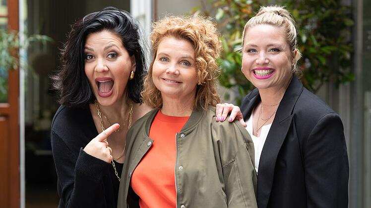 Erst bei Joyn, dann bei SAT.1: Die achtteilige Serie "Frier und Fünfzig - Am Ende meiner Tage" mit (von links) Jasmin Shakeri als Künstleragentin, Annette Frier als Annette Frier sowie Caroline Frier als Caroline Frier.