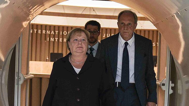 Dagegen ist Erika-Burstedt-Darstellerin Eitner-Acheampong noch immer als Schauspielerin aktiv und erfolgreich. Im ARD-Thriller "Ökozid" (Bild) spielte sie 2020 die ehemalige Bundeskanzlerin Angela Merkel.