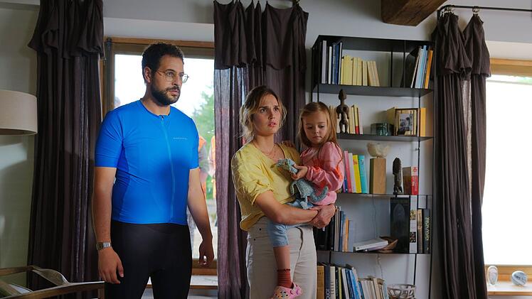 Je l&auml;nger Simon (Hakim Jemili), Ad&eacute;laϊde (Camille Lou, Mitte) und ihre Kinder (im Bild: Romy Blondel) in ihrem neuen Haus leben, umso mehr verstehen sie, worauf sie sich beim Kauf eingelassen haben.
