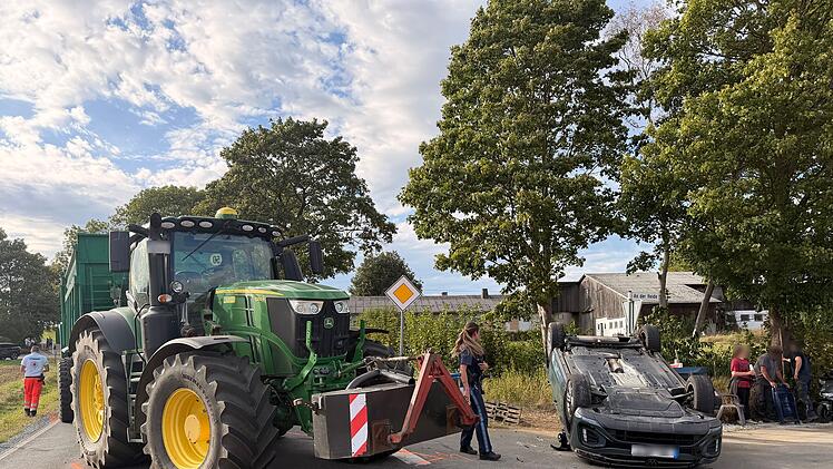 Fahranf&auml;nger interpretiert Blinker falsch und baut Unfall im Kreis Hof