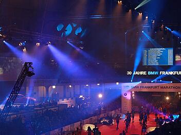 Wann erreicht der FT-Marathonmann die Frankfurter Festhalle? Erreicht er sie überhaupt? Foto: Veranstalter/ BMW Frankfurt Marathon