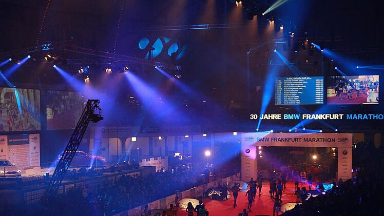 Wann erreicht der FT-Marathonmann die Frankfurter Festhalle? Erreicht er sie überhaupt? Foto: Veranstalter/ BMW Frankfurt Marathon