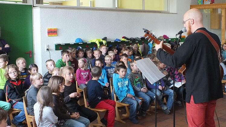 Carlo Hilsdorf hat mit den Grundschülern in Lauter "Umweltlieder" gesungen.