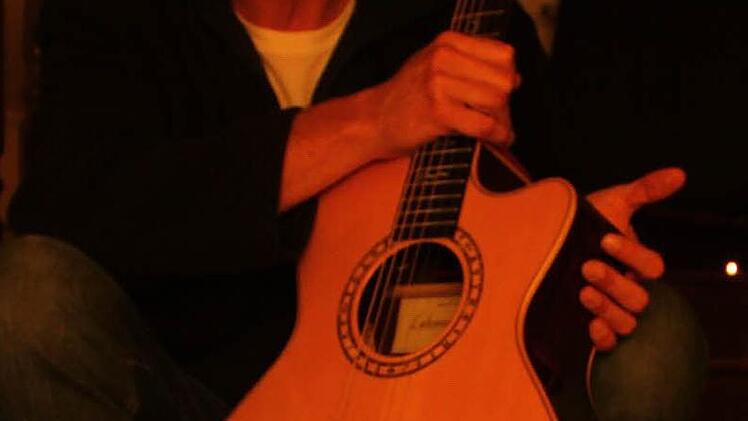 Thomas Schaller mit seiner Gitarre Fotos: Markus Häggberg
