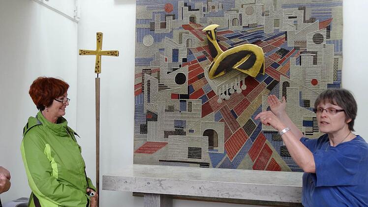 Marianne Pinta, eine ehemalige Schülerin, entdeckt im Ordenhaus den Altarteppich der Michaelskapelle, den Schwester Gabriele Caecilie erläutert.