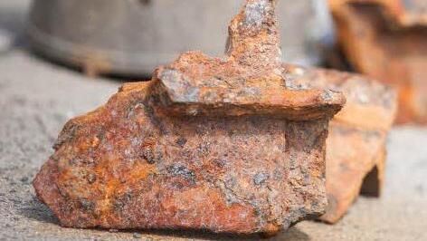 Alte Metallteile der 27 Jahre alten Brückenseite sind völlig verrostet. Foto: Hendrik Steffens