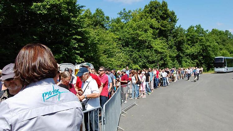 Lange Besucherschlangen warteten vormittags am Eingang