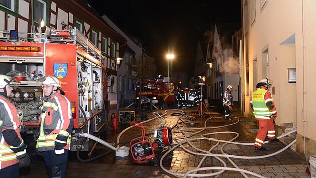 Das Anwesen in der Bahnhofstra&szlig;e (rechts), in dem in der Nacht zum Dienstag bei einem Wohnungsbrand ein Mensch ums Leben gekommen ist. Foto: Frank Spitzenpfeil