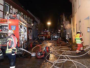 Das Anwesen in der Bahnhofstraße (rechts), in dem in der Nacht zum Dienstag bei einem Wohnungsbrand ein Mensch ums Leben gekommen ist. Foto: Frank Spitzenpfeil