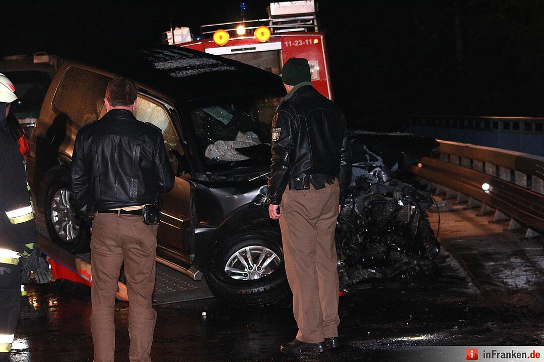 Drei Verletzte bei Unfall auf ploetzlich winterglatten Bundesstrasse