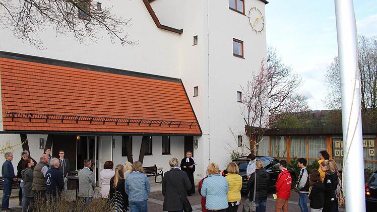 Der Abend klang am Fuß des Turms mit Livemusik von Volker Waldau und Bewirtung aus. Foto: Sebastian Schmitt-Mathea