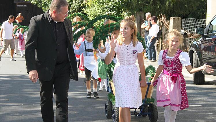 Oberbürgermeister Henry Schramm begleitete den Zug der Lindenkinder in Mangersreuth. Foto: Sonny Adam