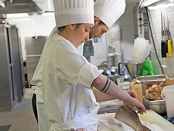 Ein Zander wird für die Vorspeise filetiert.  Fotos: Gerda Völk