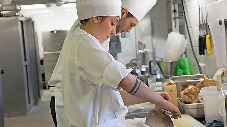Ein Zander wird für die Vorspeise filetiert.  Fotos: Gerda Völk