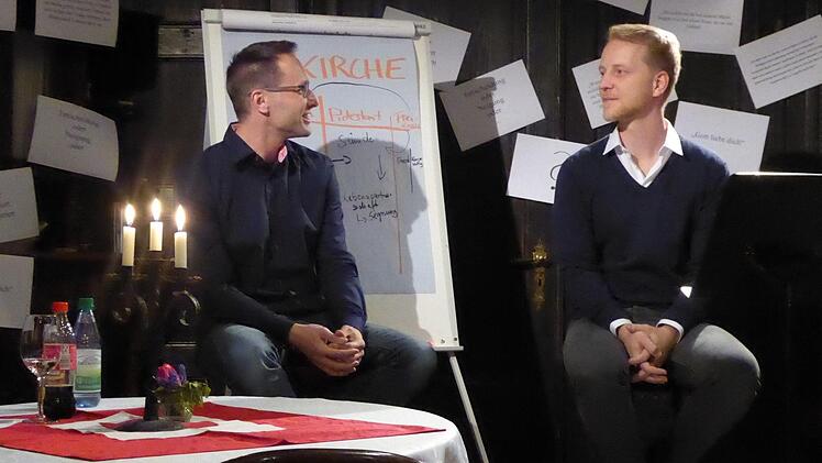 Carsten Stier (rechts) und Björn Soldner hatten zu einem interessanten und notwendigen Gespräch über Homosexualität und Christentum in das Kaminzimmer des Schlosses Maßbach eingeladen.  Foto: Thomas Ahnert