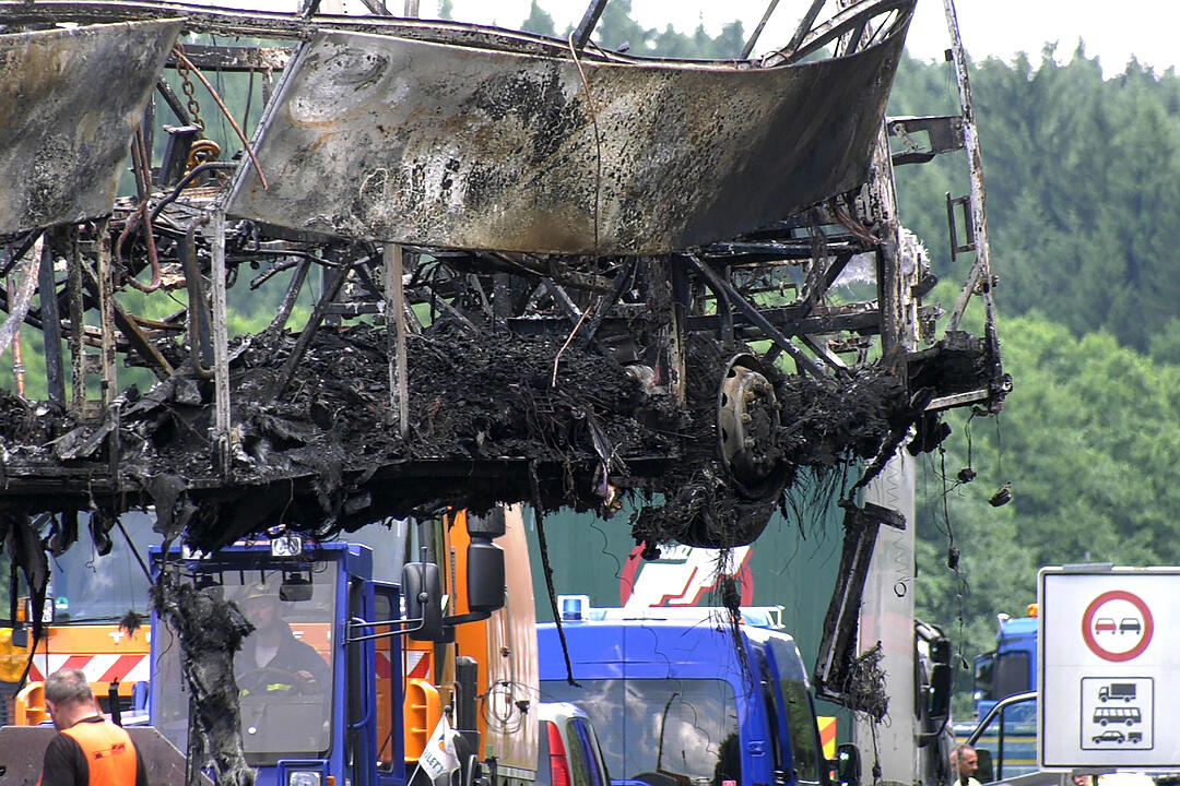 Busunglück Münchberg: Buswrack von A9 geborgen
