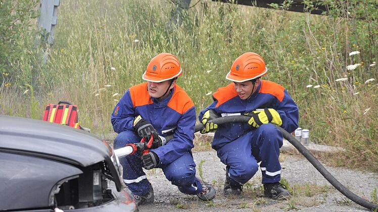 Retten, löschen, bergen, schützen - voller Einsatz für die jungen Feuerwehrleute. Fünf verschiedene Aufgaben wurden ihnen bei der 24-Stunden-Übung gestellt. Foto: Daniel Wiener