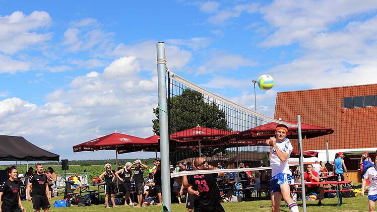 Beim Quattroballturnier erhielt der neue Beachvolleyballplatz seine Feuertaufe