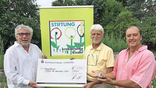 Spendenübergabe an die Stiftung (von links): Christof Pilarzyk, Uwe Rendigs und Rolf Bayersdorf  Foto: privat