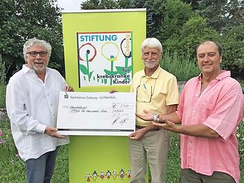Spenden&uuml;bergabe an die Stiftung (von links): Christof Pilarzyk, Uwe Rendigs und Rolf Bayersdorf  Foto: privat