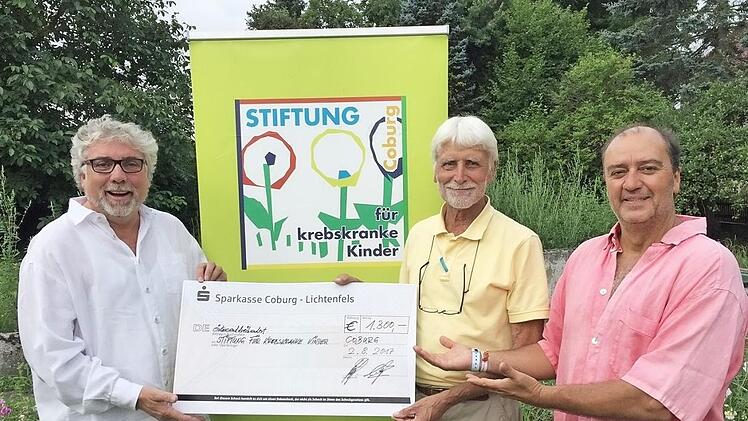 Spendenübergabe an die Stiftung (von links): Christof Pilarzyk, Uwe Rendigs und Rolf Bayersdorf  Foto: privat