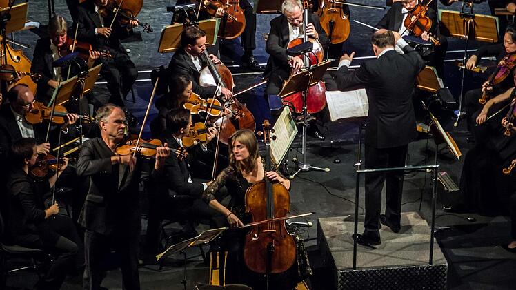Tanja Tetzlaff und Florian Donderer begeisterten das Publikum beim Sinfoniekonzert im Landestheater Coburg.Foto: Jochen Berger