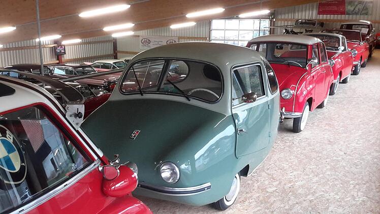 Ein "rasendes Ei" führt die Fahrzeugplatte der Kleinwagen unterschiedlicher Fabrikate an. Das historische Fuldamobil gilt in Fachkreisen als absolute Rarität. Foto: Rolf Pralle