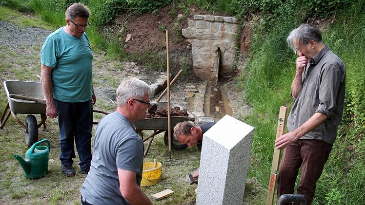 Eine Quelle an der Heiligenleite, unweit der beliebten Kapelle, wurde auf Initiative der Stiftung "1150 Jahre Dorfgemeinschaft Gemünda" gesucht und gestaltet. Bevor die Anlage mit dem Motto "Wasser ist Leben" am Sonntag ab 10 Uhr offiziell eingeweiht wird, setzten Hermann Gossenberger, Hendrik Dressel, Manfred Hofmann und Josef Starkl (von links) am Dienstag noch eine Granitstele auf ein Betonfundament. Diese sollte dann noch ein Schild erhalten, auf dem der Zusammenhang zwischen der Quelle u...