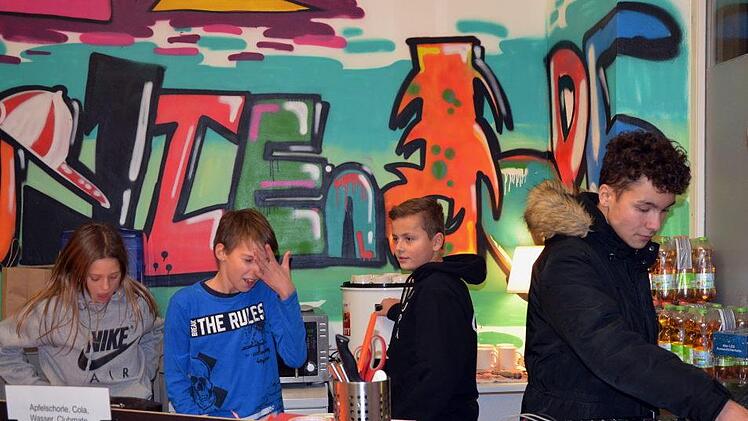 Gute Laune bei der Eröffnung des neuen Jugendzentrums Foto: Andrea Spörlein