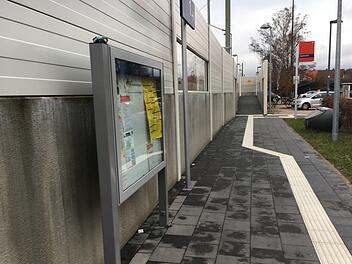 Immer wieder ist der Bereich um  Infotafel und Fahrkartenautomat am Zapfendorfer Bahnhof Ziel von Vandalismus.Anette Schreiber