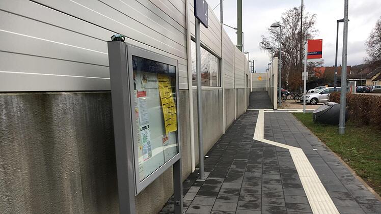 Immer wieder ist der Bereich um  Infotafel und Fahrkartenautomat am Zapfendorfer Bahnhof Ziel von Vandalismus.Anette Schreiber