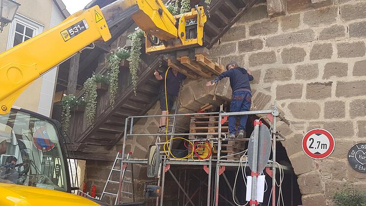 Am Dienstag rückten Fachleute einer Steinrestaurierungsfirma die losen Steine oben am Rothenberger Torbogen wieder an ihre ursprüngliche Stelle zurückrücken.  Foto: Stadt Seßlach