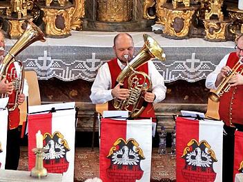 Die "Gochsumer Kärwamusikanten" wirkten mit ihrem Leiter Wolfgang Düringer beim Mariensingen in der Wallfahrtskirche von Limbach mit.  Fotos: Günther Geiling
