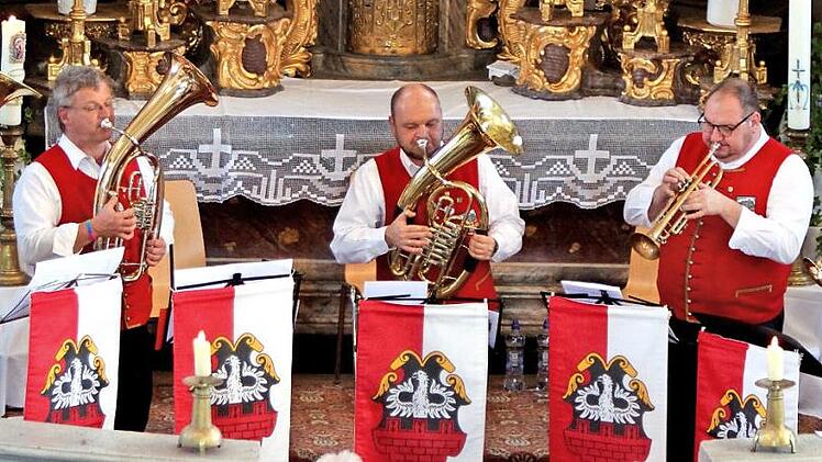 Die "Gochsumer Kärwamusikanten" wirkten mit ihrem Leiter Wolfgang Düringer beim Mariensingen in der Wallfahrtskirche von Limbach mit.  Fotos: Günther Geiling