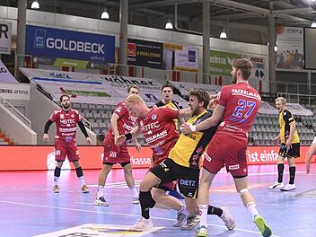 Coburgs Bester in Aktion: Tobias Varvne kommt trotz enormer Gegenwehr von Nationalspieler Sebastian Firnhaber und Antonio Metzner (Nummer 27) noch zum Abschluss.