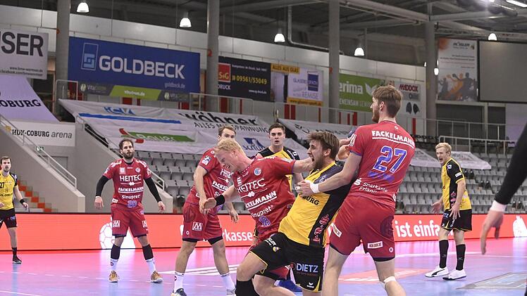 Coburgs Bester in Aktion: Tobias Varvne kommt trotz enormer Gegenwehr von Nationalspieler Sebastian Firnhaber und Antonio Metzner (Nummer 27) noch zum Abschluss.