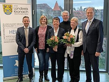 Glückwünsche und Dankesworte zur Verabschiedung von Gisela Hable und Barbara Hein (von links, mit Blumen) überbrachten Christian Neubauer (von links), Natalie Hübschmann, Michael Schaller und Landrat Klaus Löffler.