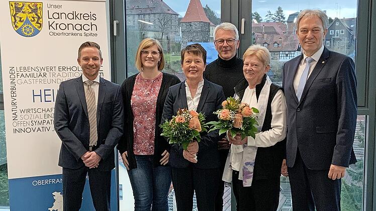 Glückwünsche und Dankesworte zur Verabschiedung von Gisela Hable und Barbara Hein (von links, mit Blumen) überbrachten Christian Neubauer (von links), Natalie Hübschmann, Michael Schaller und Landrat Klaus Löffler.