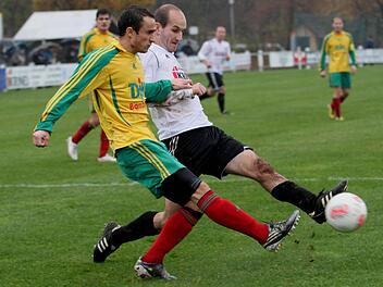 Der Sander Florian Gundelsheimer (rechts) zieht aus hier aus vollem Lauf auf das Tor ab, sein Schuss aus acht Metern wird aber noch von dem Bamberger abgefälscht. Foto: Günther  Geiling