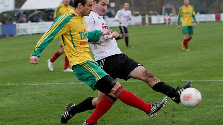 Der Sander Florian Gundelsheimer (rechts) zieht aus hier aus vollem Lauf auf das Tor ab, sein Schuss aus acht Metern wird aber noch von dem Bamberger abgefälscht. Foto: Günther  Geiling