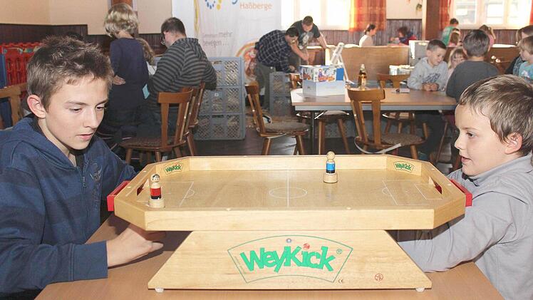 Bei einer Partie "Weykick" hatten Rene (links) und Sean-Luca aus Ermershausen großen Spaß.