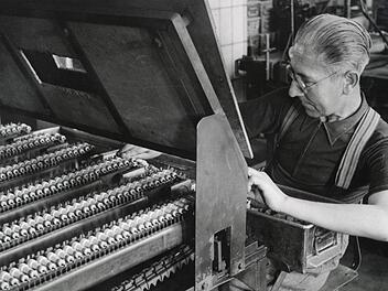 Ein Bosch-Arbeiter im Jahr 1952 bei der Zündkerzen-Fertigung im Bamberger Werk Foto: Bosch
