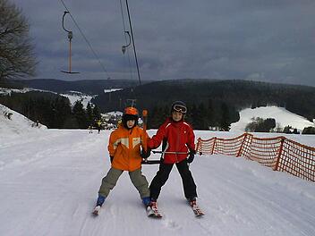 Der Kiesellift in Tettau öffnet heute ab 13 Uhr. Dann können sich Skifahrer so freuen wie die Kinder auf unserem Archivbild. Foto: Archiv