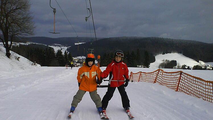 Der Kiesellift in Tettau öffnet heute ab 13 Uhr. Dann können sich Skifahrer so freuen wie die Kinder auf unserem Archivbild. Foto: Archiv