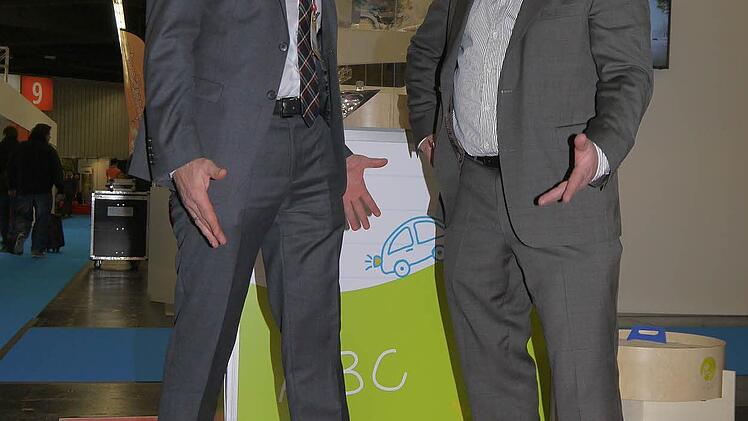 Eduplay: Holger Durst (rechts) erklärt Martin Schmidt die Funktion der "Faszinationsmatten". Foto: Berthold Köhler