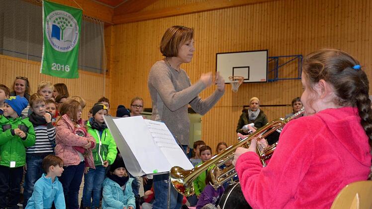 Die Schulband unter Leitung von Lehrerin Birgit Nöth begleitete die Feierstunde und spielte erstmals die Hymne "Ode an die Freude" sowie einige Zugaben. Foto: Kathrin Kupka-Hahn