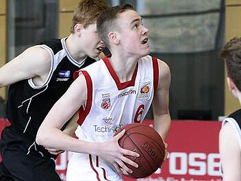 Auf dem Weg zum Korb l&auml;sst sich der Regnitztaler Paul Guck nicht aufhalten. Foto: sportpress